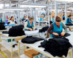 Buscan empleados para trabajar en el sector textil en Granada: contrato a tiempo completo y turnos rotativos